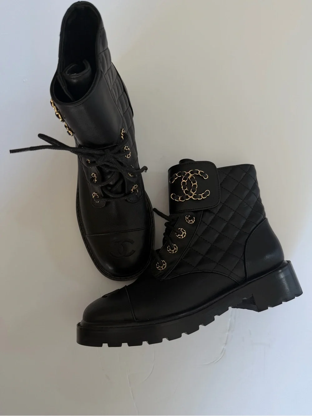 New CHANEL Black Quilted Leather Lace-Up Ankle Boots with Gold CC Chain y2k 90s